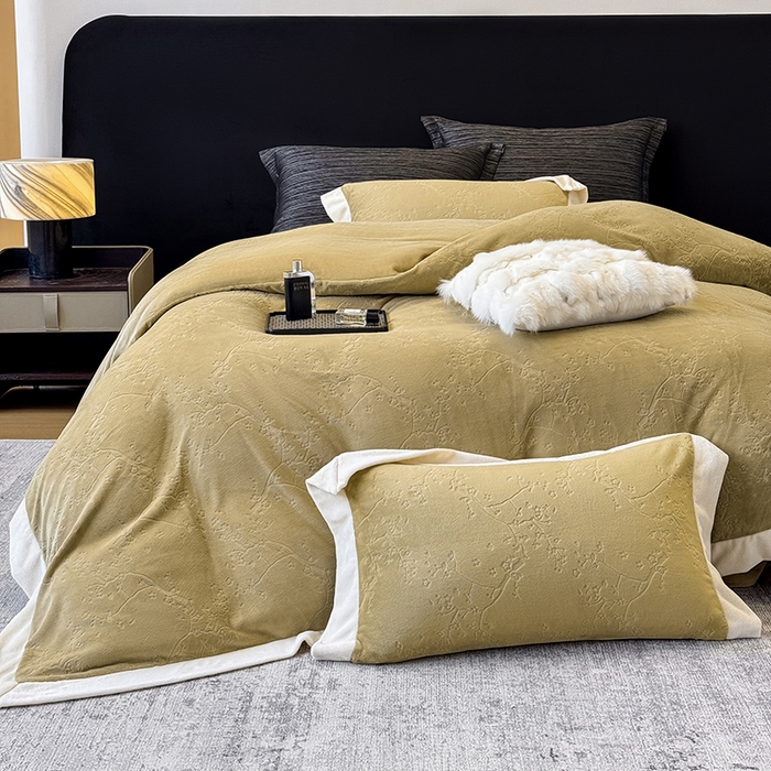 91家纺网 家纺一手货源 找家纺 若未家居 LOVEWE HOUSE 2025新款250克高克重全消光雕花牛奶绒拼角工艺款四件套-桃林春晓  控价券后不低于298 咸菜绿