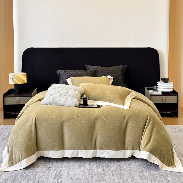 91家纺网 家纺一手货源 找家纺 若未家居 LOVEWE HOUSE 2025新款250克高克重全消光雕花牛奶绒拼角工艺款四件套-桃林春晓  控价券后不低于298 咸菜绿