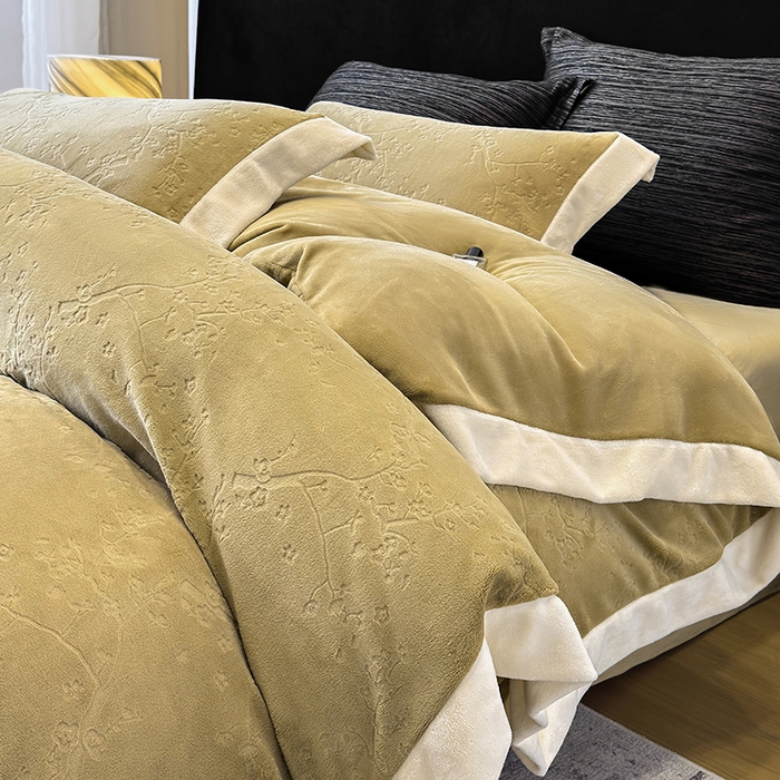 91家纺网 家纺一手货源 找家纺 若未家居 LOVEWE HOUSE 2025新款250克高克重全消光雕花牛奶绒拼角工艺款四件套-桃林春晓  控价券后不低于298 咸菜绿