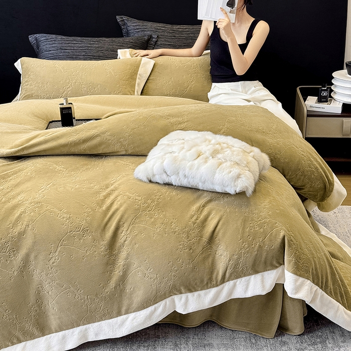 91家纺网 家纺一手货源 找家纺 若未家居 LOVEWE HOUSE 2025新款250克高克重全消光雕花牛奶绒拼角工艺款四件套-桃林春晓  控价券后不低于298 咸菜绿