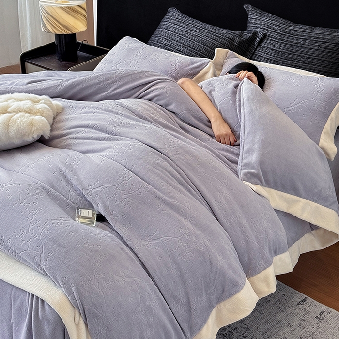 91家纺网 家纺一手货源 找家纺 若未家居 LOVEWE HOUSE 2025新款250克高克重全消光雕花牛奶绒拼角工艺款四件套-桃林春晓  控价券后不低于298 紫