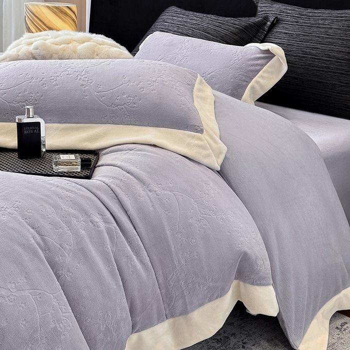 91家纺网 家纺一手货源 找家纺 若未家居 LOVEWE HOUSE 2025新款250克高克重全消光雕花牛奶绒拼角工艺款四件套-桃林春晓  控价券后不低于298 紫