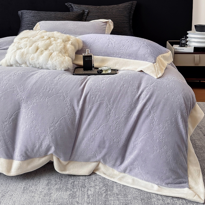 91家纺网 家纺一手货源 找家纺 若未家居 LOVEWE HOUSE 2025新款250克高克重全消光雕花牛奶绒拼角工艺款四件套-桃林春晓  控价券后不低于298 紫