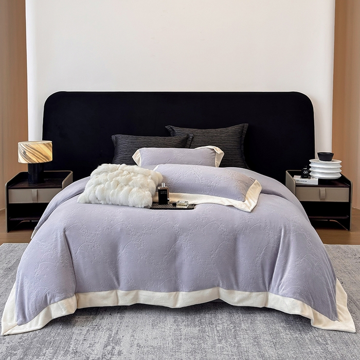 91家纺网 家纺一手货源 找家纺 若未家居 LOVEWE HOUSE 2025新款250克高克重全消光雕花牛奶绒拼角工艺款四件套-桃林春晓  控价券后不低于298 紫