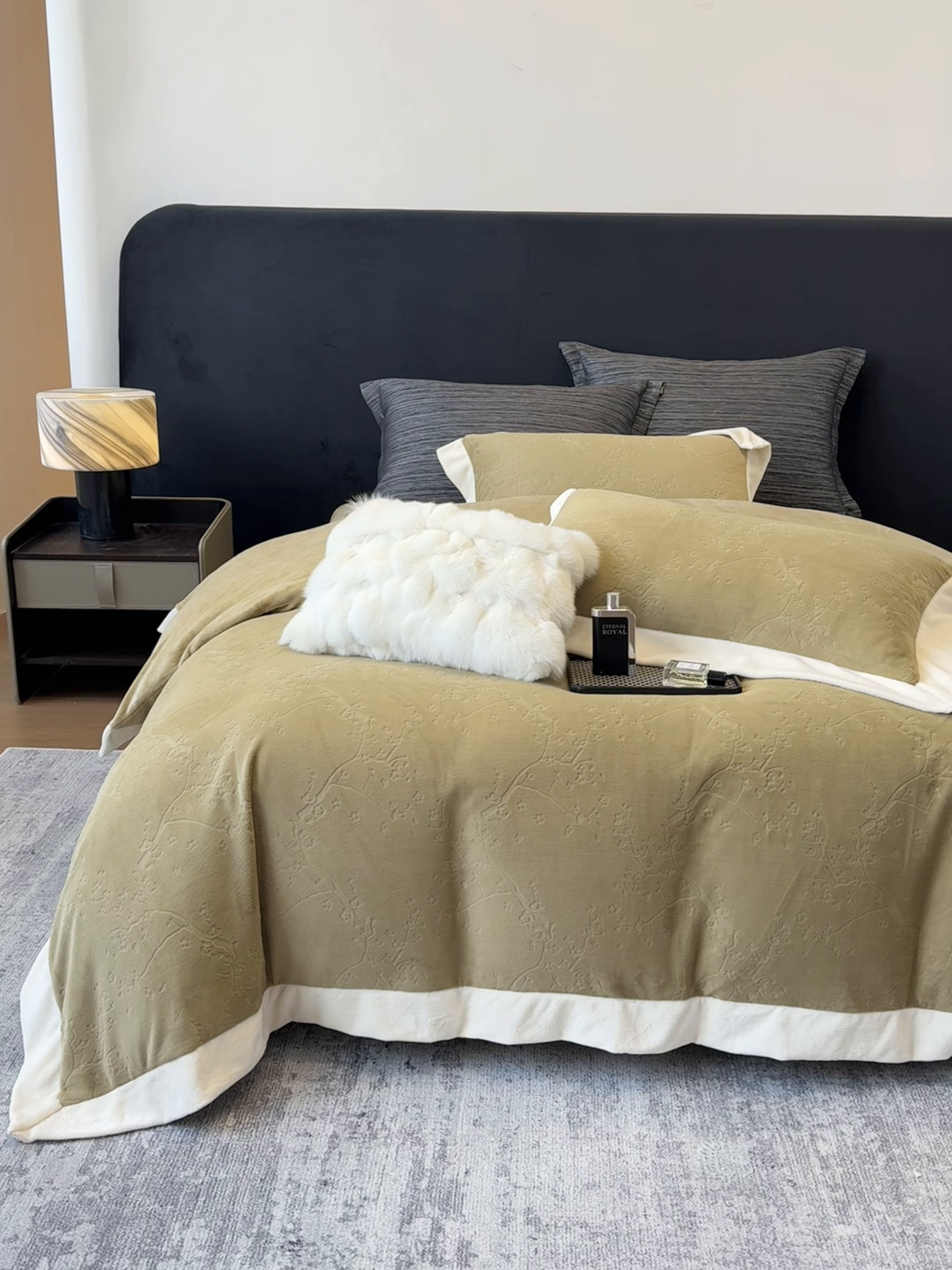 91家纺网 家纺一手货源 找家纺 若未家居 LOVEWE HOUSE 2025新款250克高克重全消光雕花牛奶绒拼角工艺款四件套-桃林春晓  控价券后不低于298 咸菜绿