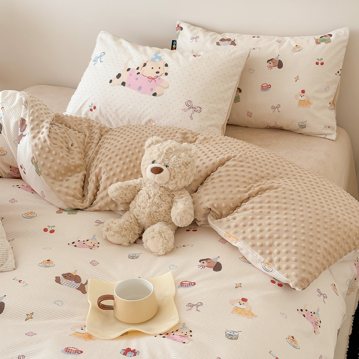 91家纺网 家纺一手货源 找家纺 RYB红黄兰 2025新款设计师原创灯芯绒+豆豆绒婴儿绒数码印花四件套 萌趣窝窝