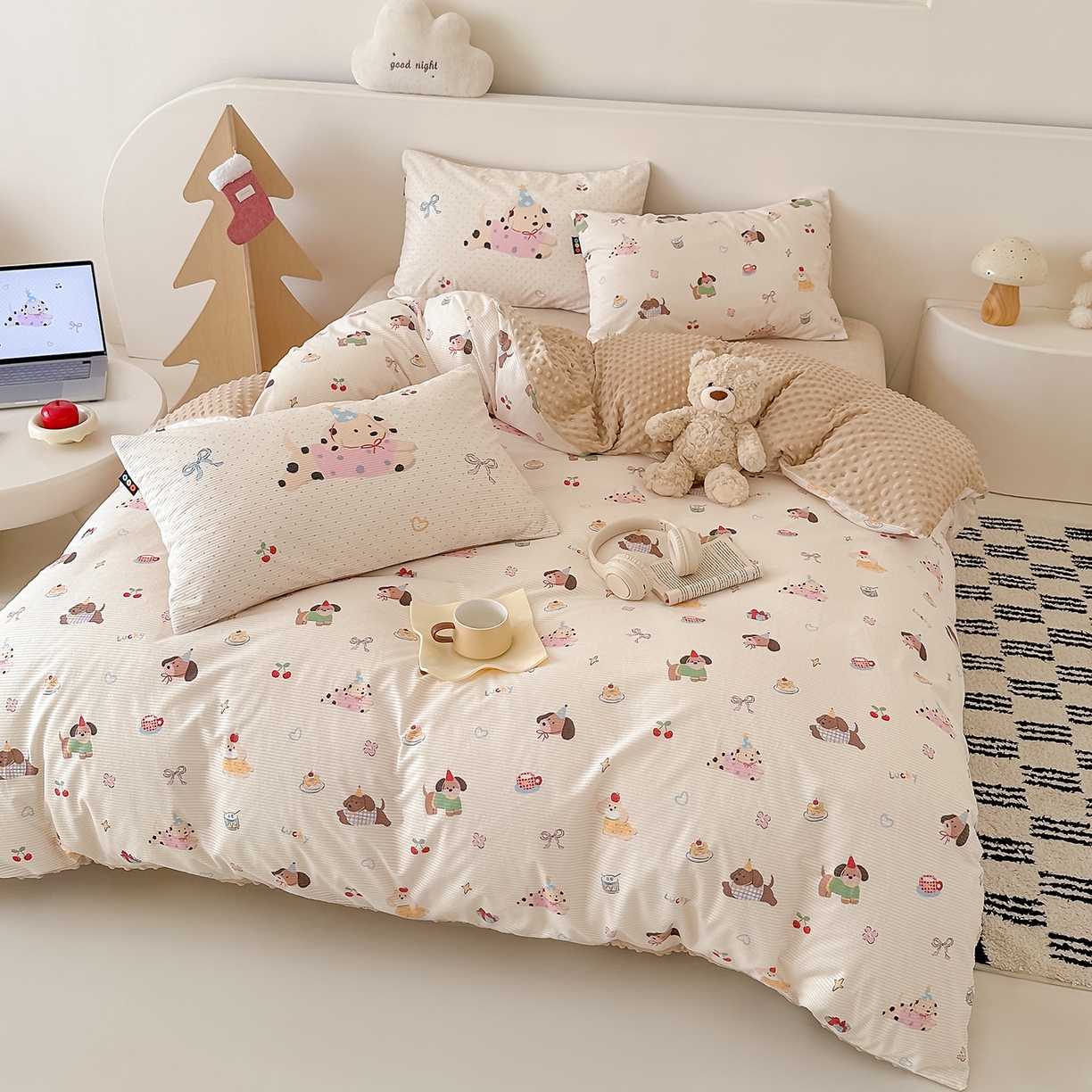 91家纺网 家纺一手货源 找家纺 RYB红黄兰 2025新款设计师原创灯芯绒+豆豆绒婴儿绒数码印花四件套 萌趣窝窝