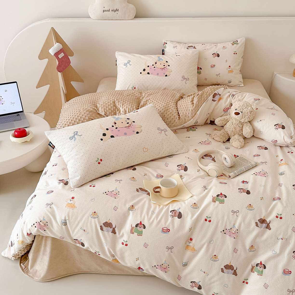 91家纺网 家纺一手货源 找家纺 RYB红黄兰 2025新款设计师原创灯芯绒+豆豆绒婴儿绒数码印花四件套 萌趣窝窝