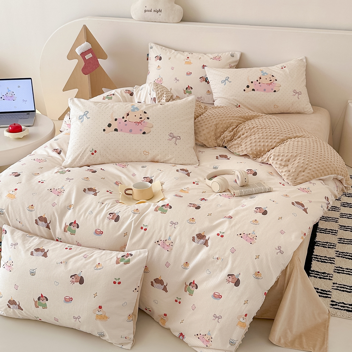 91家纺网 家纺一手货源 找家纺 RYB红黄兰 2025新款设计师原创灯芯绒+豆豆绒婴儿绒数码印花四件套 萌趣窝窝