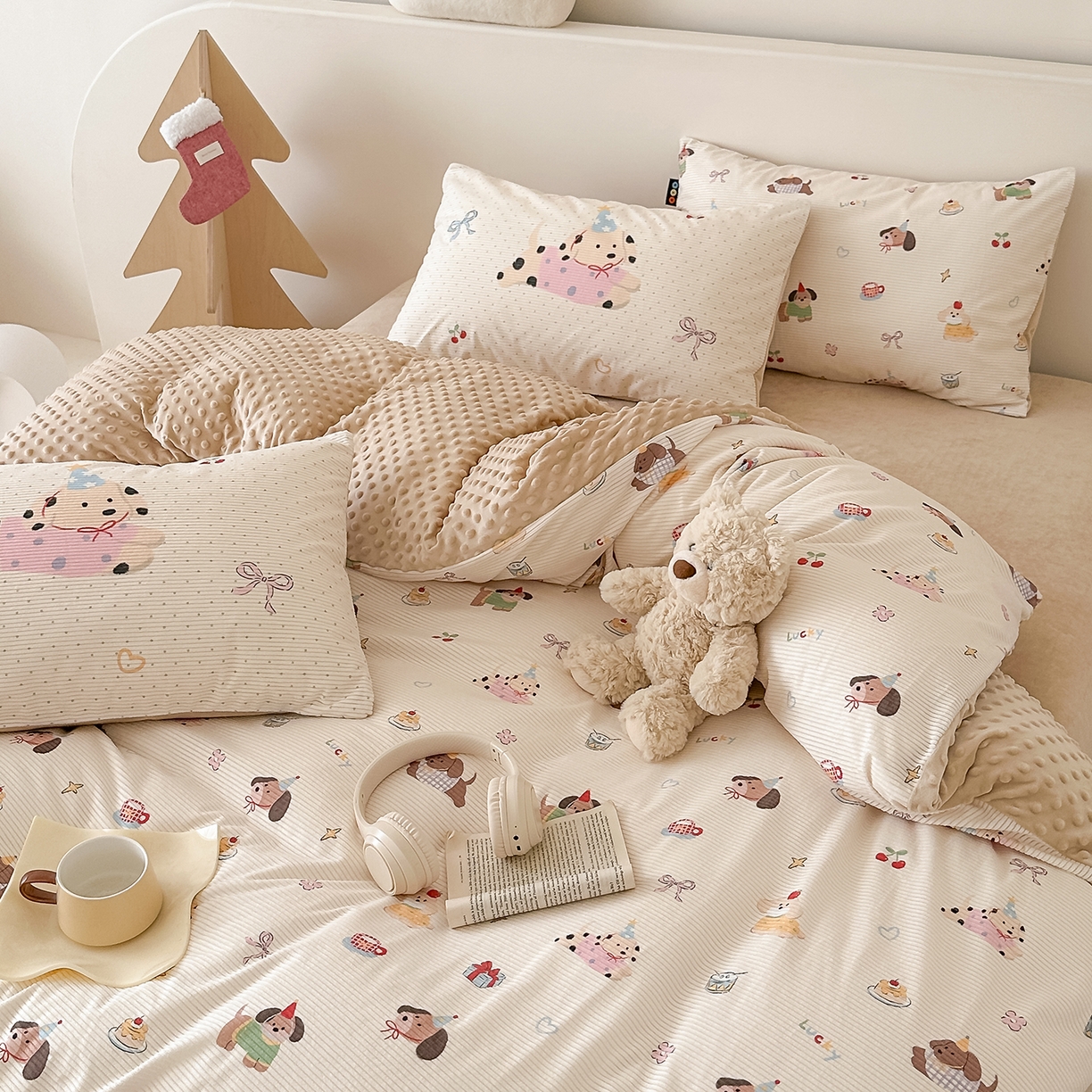 91家纺网 家纺一手货源 找家纺 RYB红黄兰 2025新款设计师原创灯芯绒+豆豆绒婴儿绒数码印花四件套 萌趣窝窝