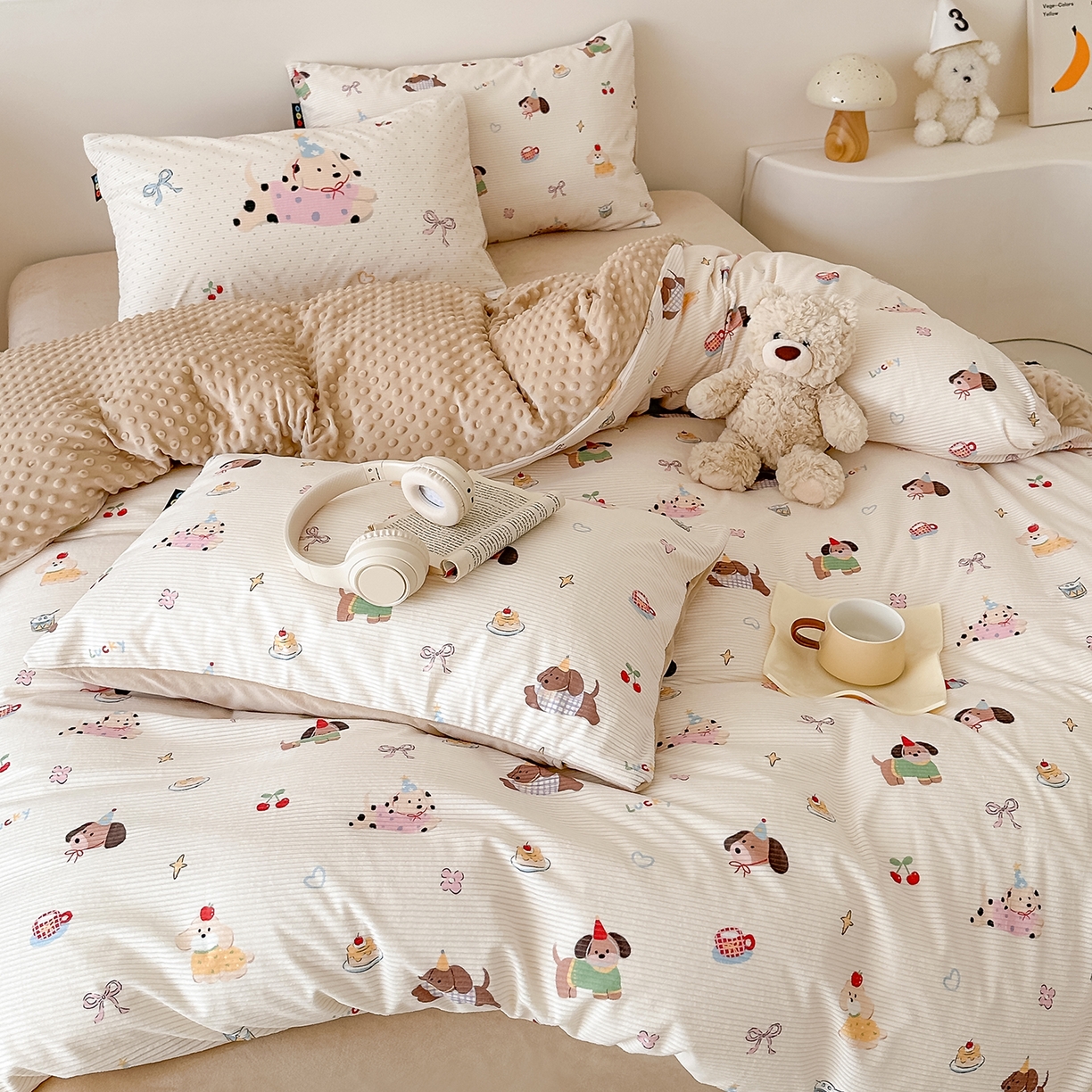 91家纺网 家纺一手货源 找家纺 RYB红黄兰 2025新款设计师原创灯芯绒+豆豆绒婴儿绒数码印花四件套 萌趣窝窝