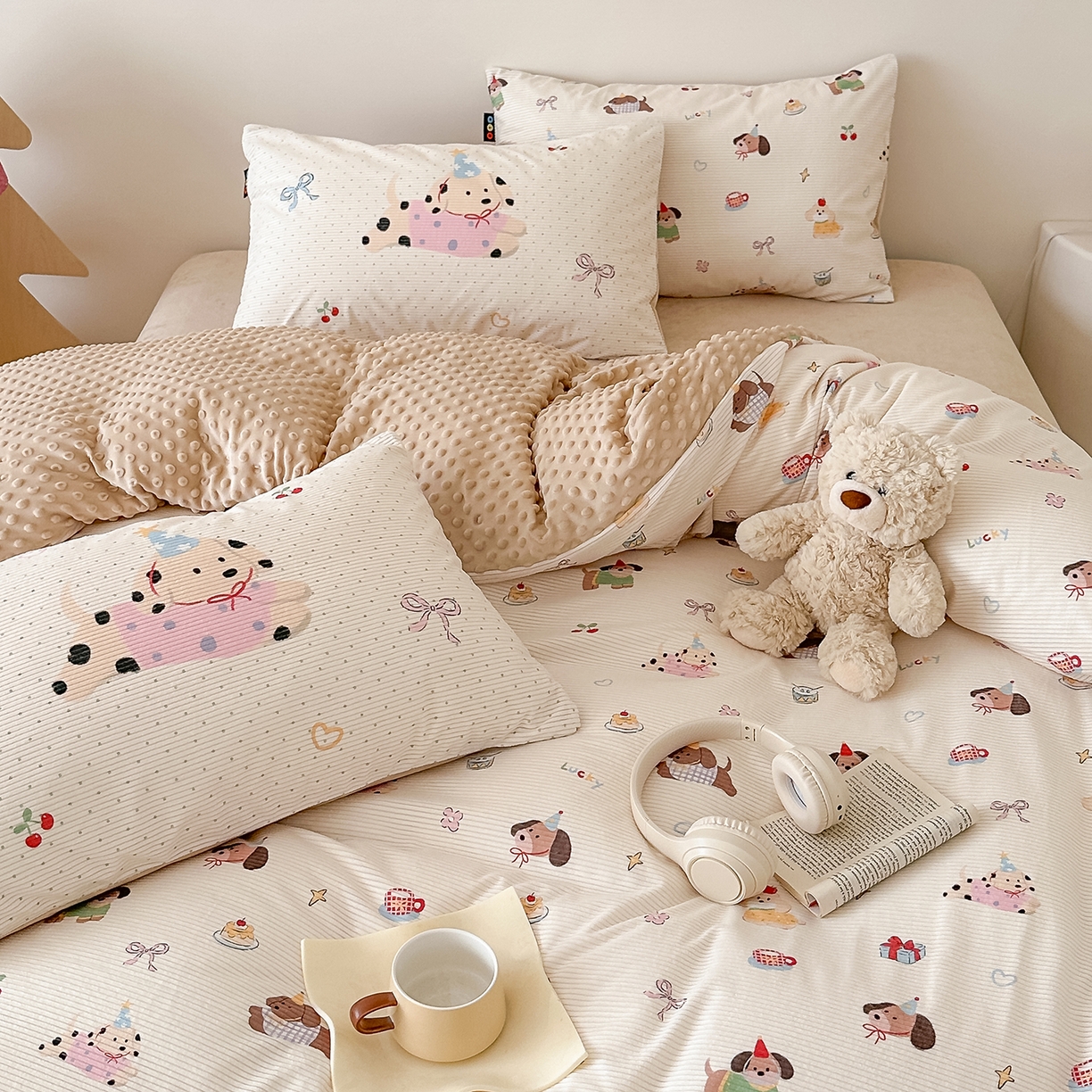 91家纺网 家纺一手货源 找家纺 RYB红黄兰 2025新款设计师原创灯芯绒+豆豆绒婴儿绒数码印花四件套 萌趣窝窝