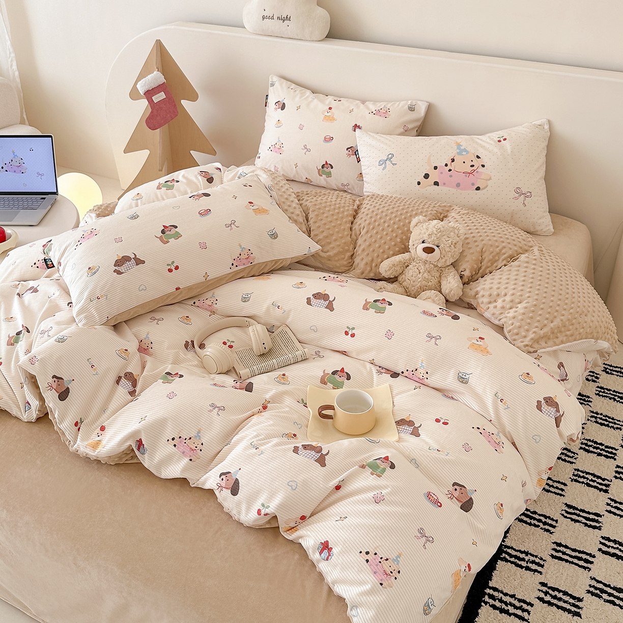 91家纺网 家纺一手货源 找家纺 RYB红黄兰 2025新款设计师原创灯芯绒+豆豆绒婴儿绒数码印花四件套 萌趣窝窝