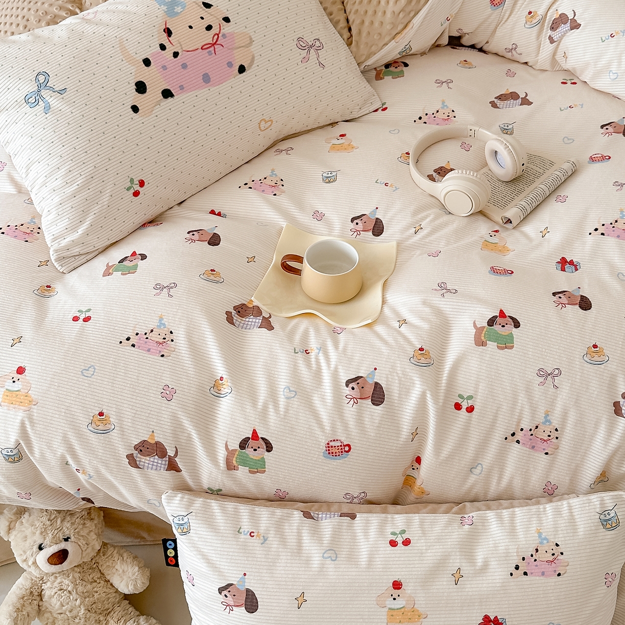 91家纺网 家纺一手货源 找家纺 RYB红黄兰 2025新款设计师原创灯芯绒+豆豆绒婴儿绒数码印花四件套 萌趣窝窝