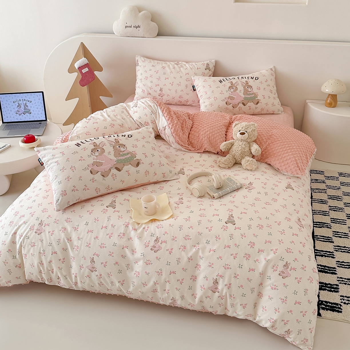 91家纺网 家纺一手货源 找家纺 RYB红黄兰 2025新款设计师原创灯芯绒+豆豆绒婴儿绒数码印花四件套 花蜜粉兔