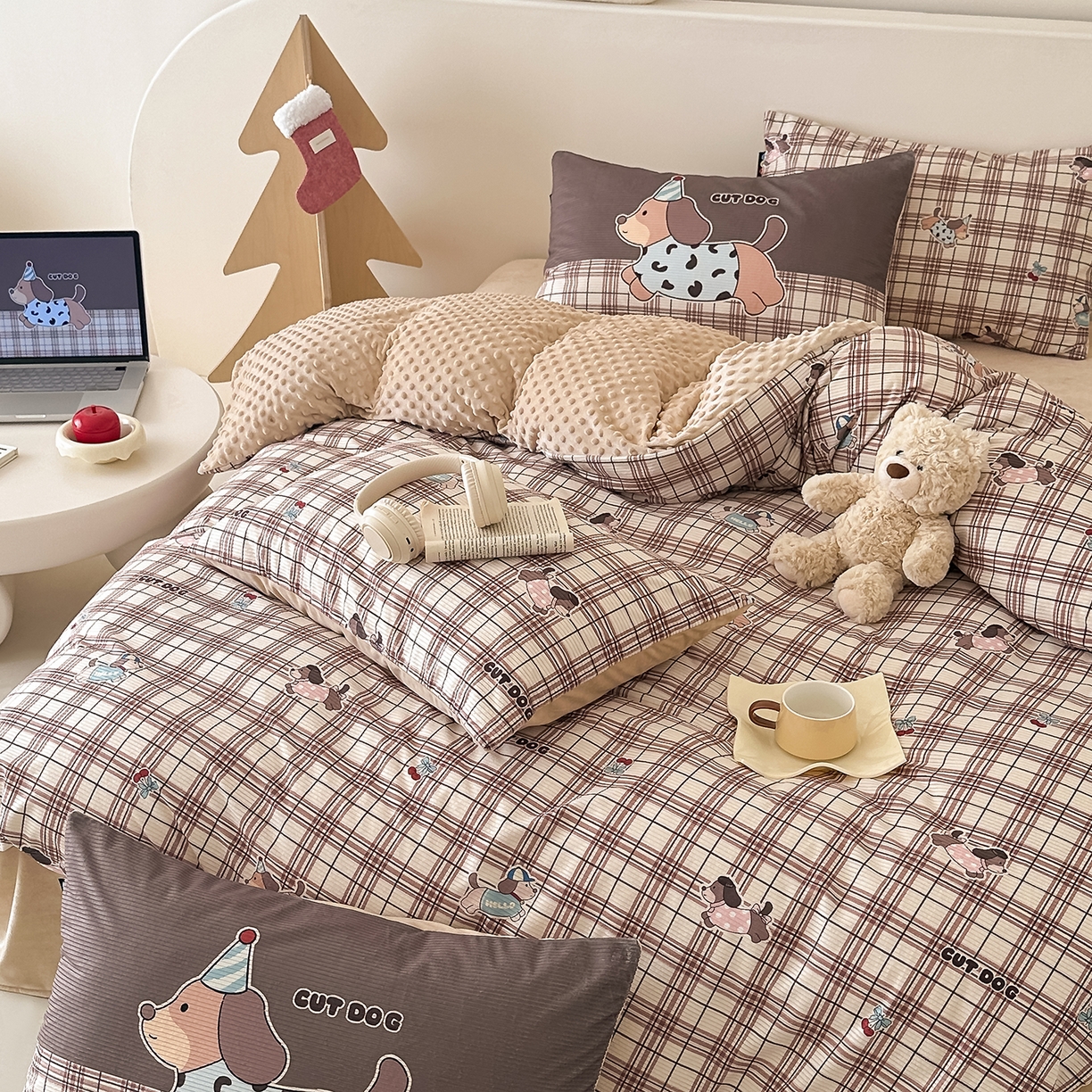 91家纺网 家纺一手货源 找家纺 RYB红黄兰 2025新款设计师原创灯芯绒+豆豆绒婴儿绒数码印花四件套 奶咖汪汪队