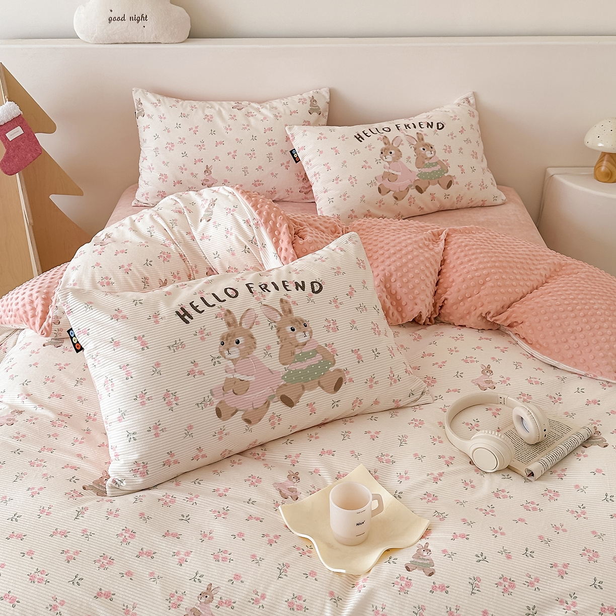 91家纺网 家纺一手货源 找家纺 RYB红黄兰 2025新款设计师原创灯芯绒+豆豆绒婴儿绒数码印花四件套 花蜜粉兔