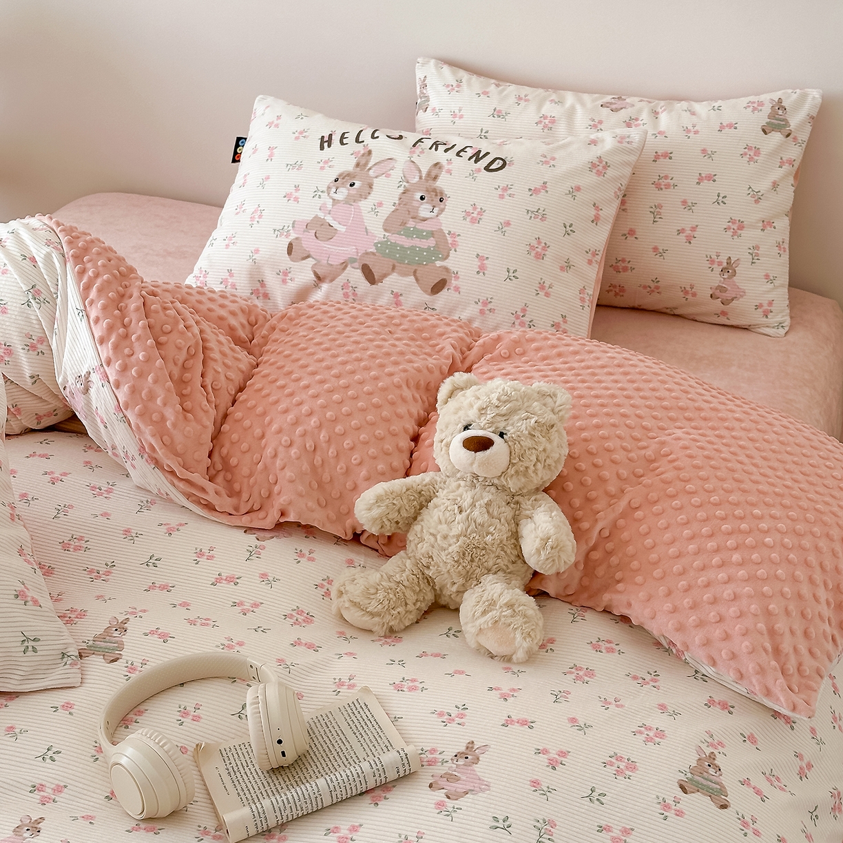 91家纺网 家纺一手货源 找家纺 RYB红黄兰 2025新款设计师原创灯芯绒+豆豆绒婴儿绒数码印花四件套 花蜜粉兔