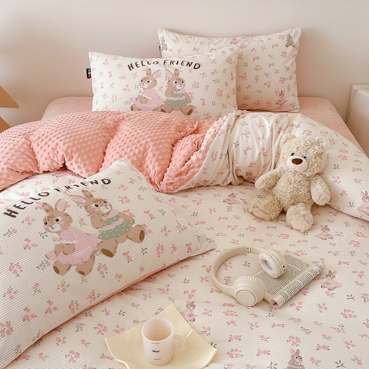 91家纺网 家纺一手货源 找家纺 RYB红黄兰 2025新款设计师原创灯芯绒+豆豆绒婴儿绒数码印花四件套 花蜜粉兔