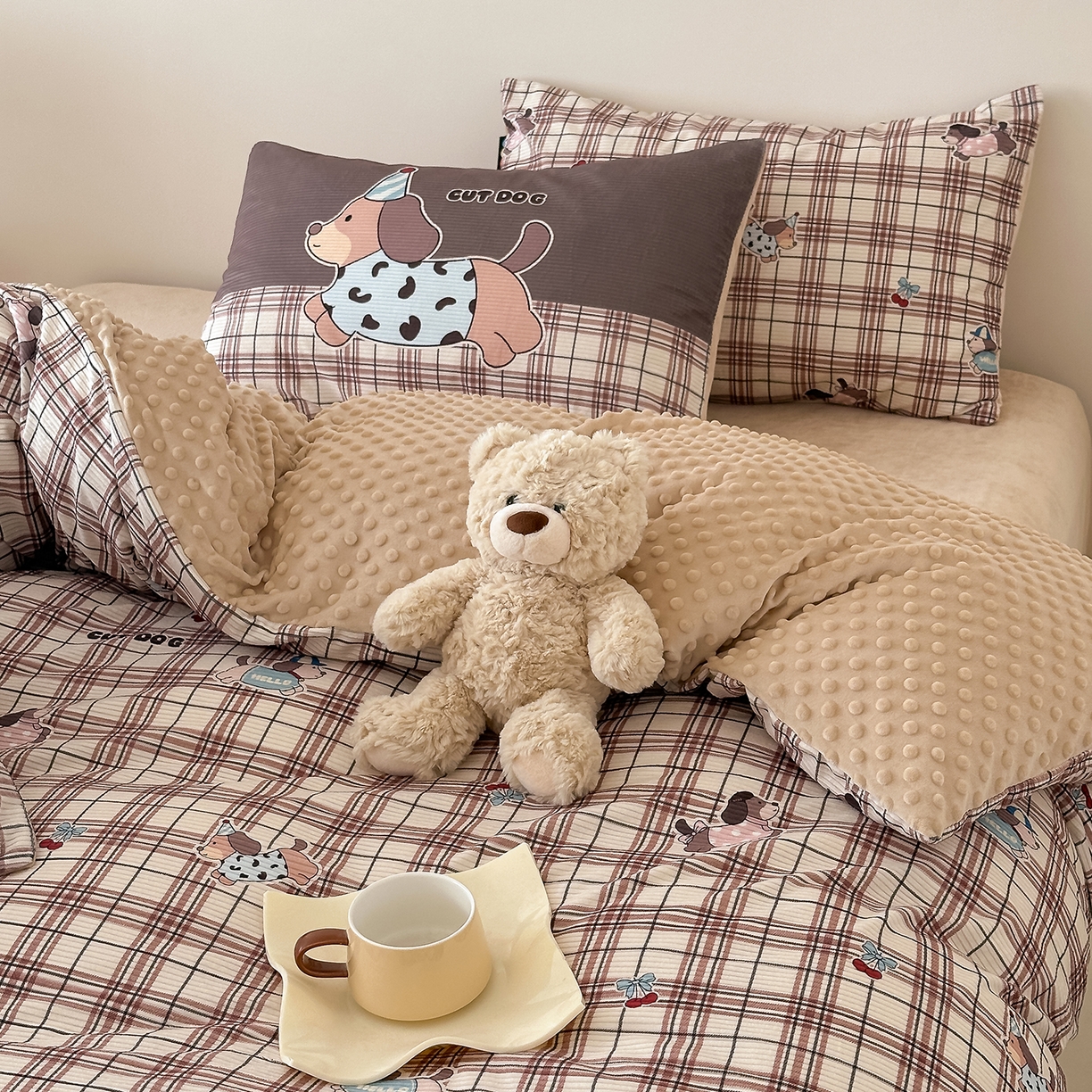 91家纺网 家纺一手货源 找家纺 RYB红黄兰 2025新款设计师原创灯芯绒+豆豆绒婴儿绒数码印花四件套 奶咖汪汪队