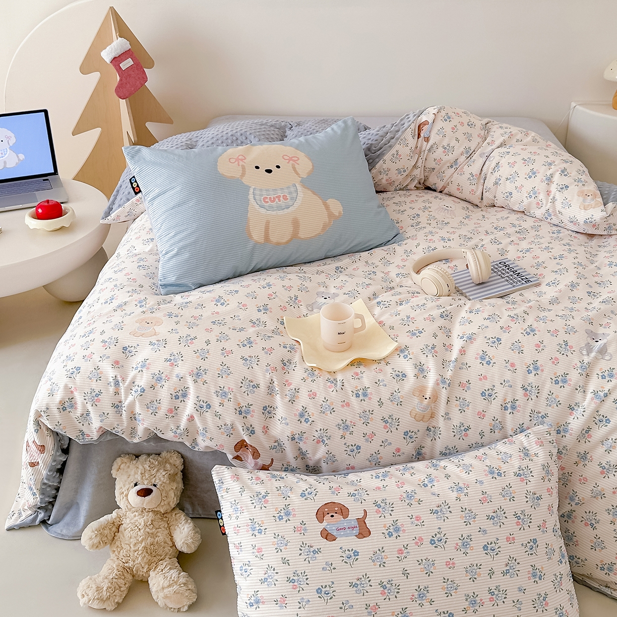 91家纺网 家纺一手货源 找家纺 RYB红黄兰 2025新款设计师原创灯芯绒+豆豆绒婴儿绒数码印花四件套 萌宠花园