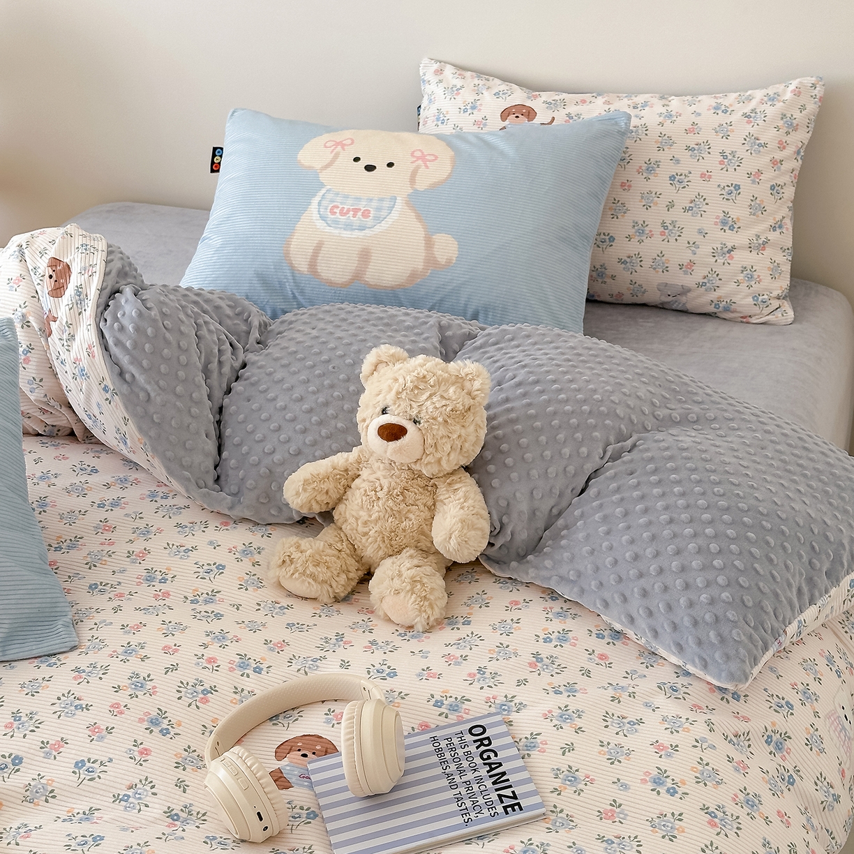 91家纺网 家纺一手货源 找家纺 RYB红黄兰 2025新款设计师原创灯芯绒+豆豆绒婴儿绒数码印花四件套 萌宠花园