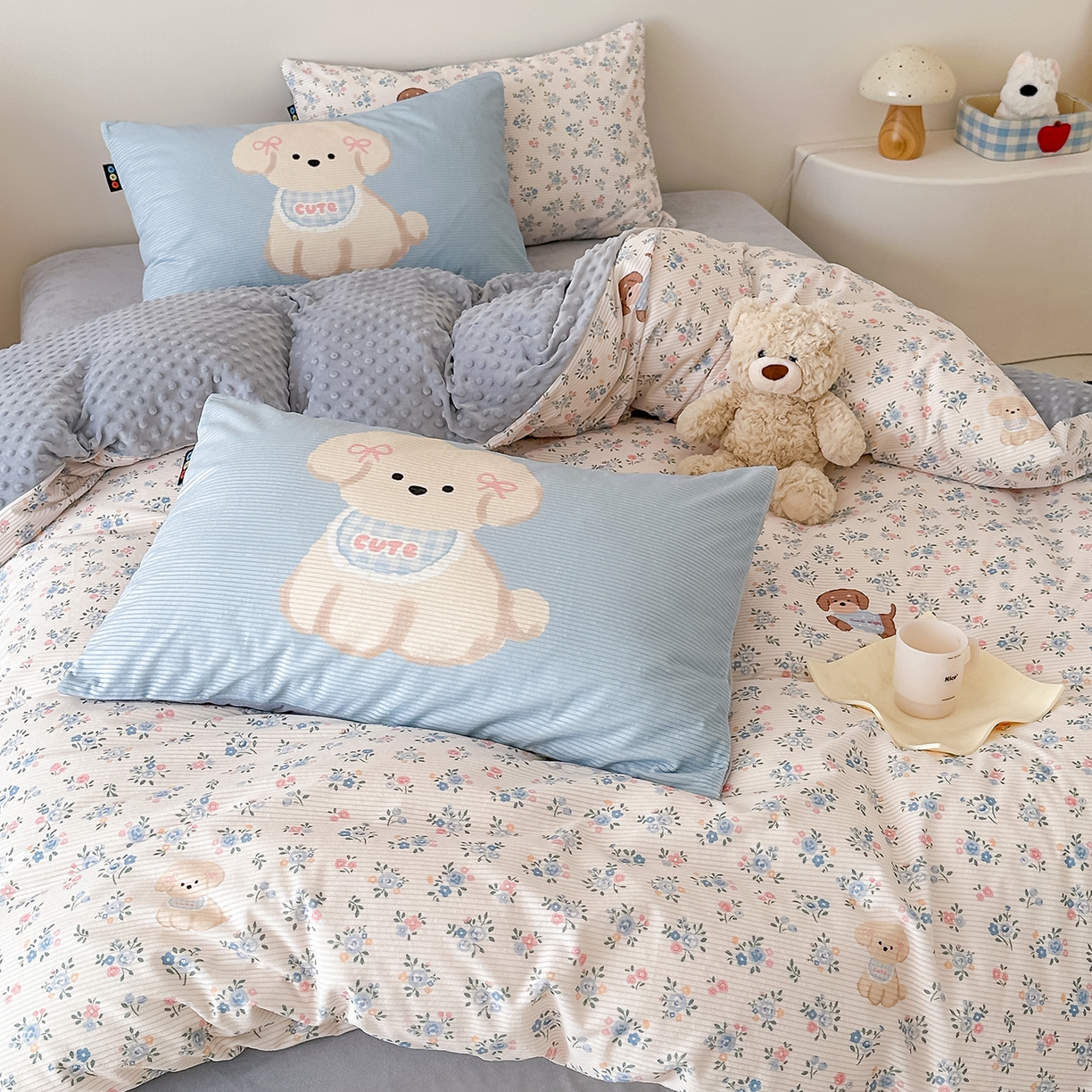 91家纺网 家纺一手货源 找家纺 RYB红黄兰 2025新款设计师原创灯芯绒+豆豆绒婴儿绒数码印花四件套 萌宠花园