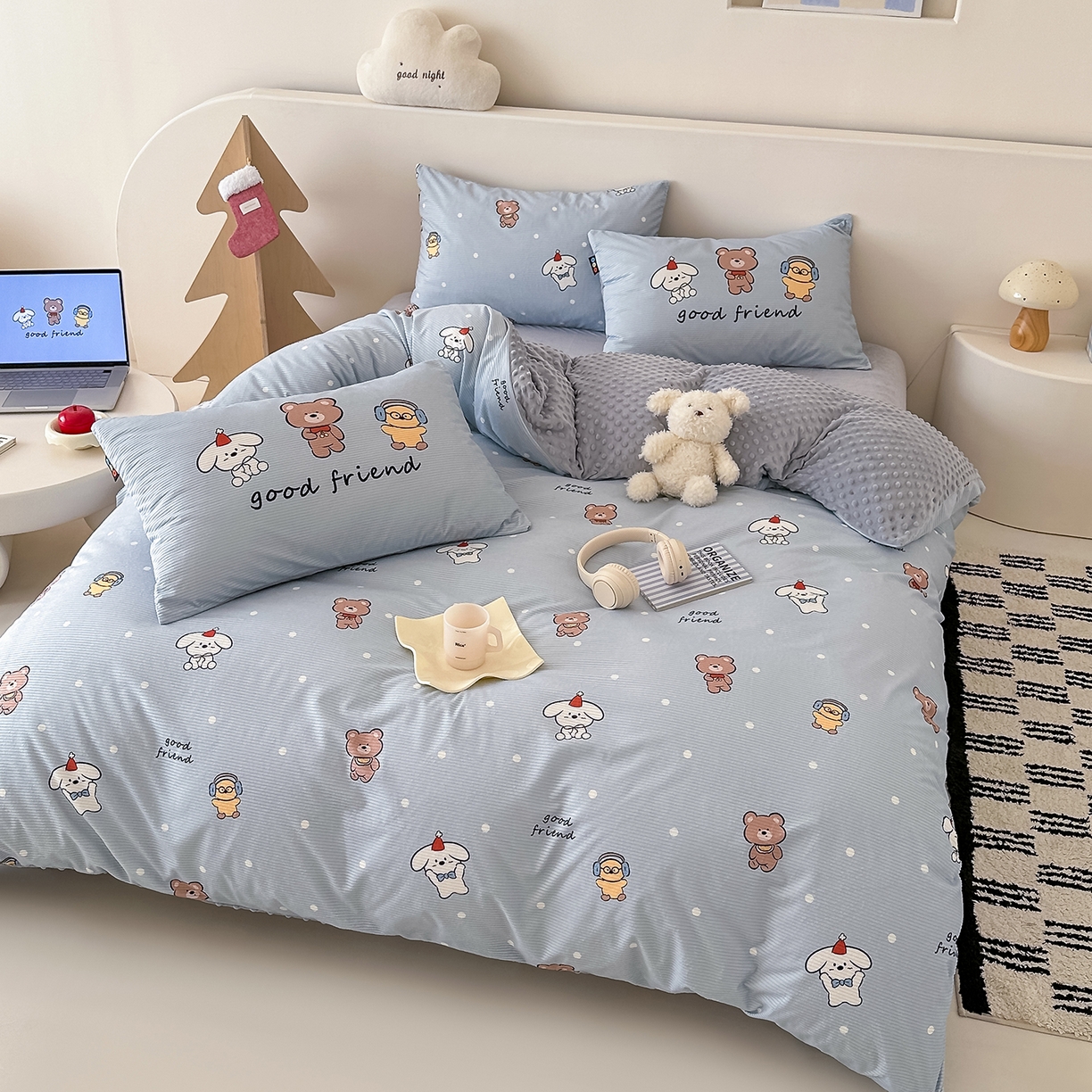 91家纺网 家纺一手货源 找家纺 RYB红黄兰 2025新款设计师原创灯芯绒+豆豆绒婴儿绒数码印花四件套 小熊伙伴