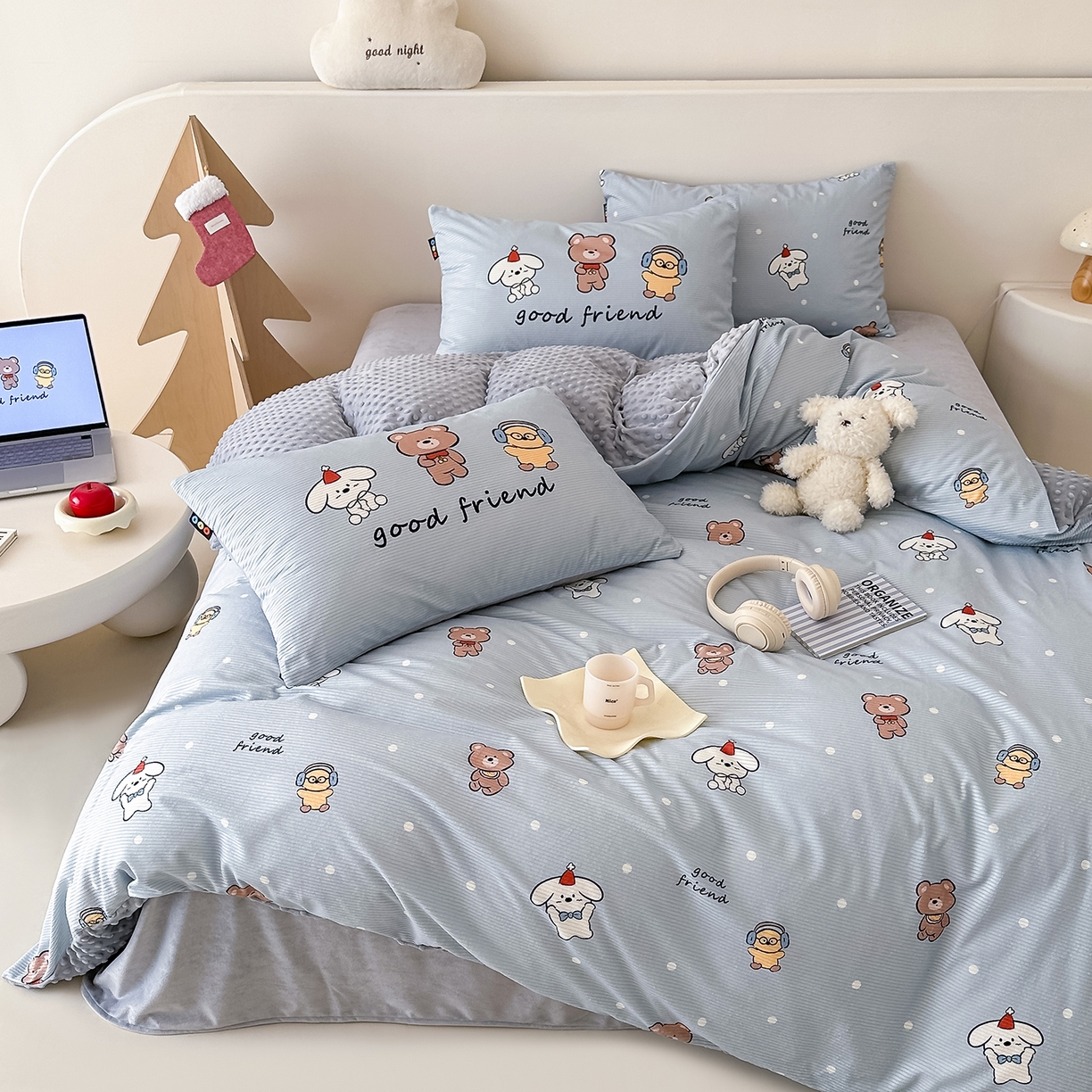 91家纺网 家纺一手货源 找家纺 RYB红黄兰 2025新款设计师原创灯芯绒+豆豆绒婴儿绒数码印花四件套 小熊伙伴