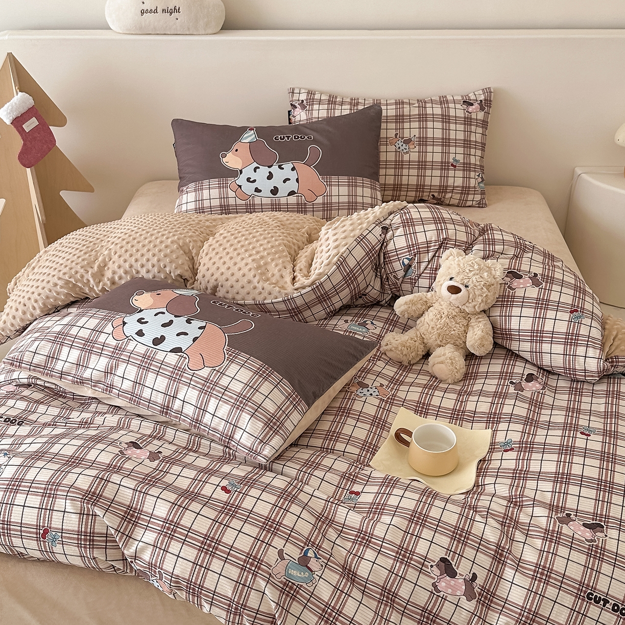 91家纺网 家纺一手货源 找家纺 RYB红黄兰 2025新款设计师原创灯芯绒+豆豆绒婴儿绒数码印花四件套 奶咖汪汪队