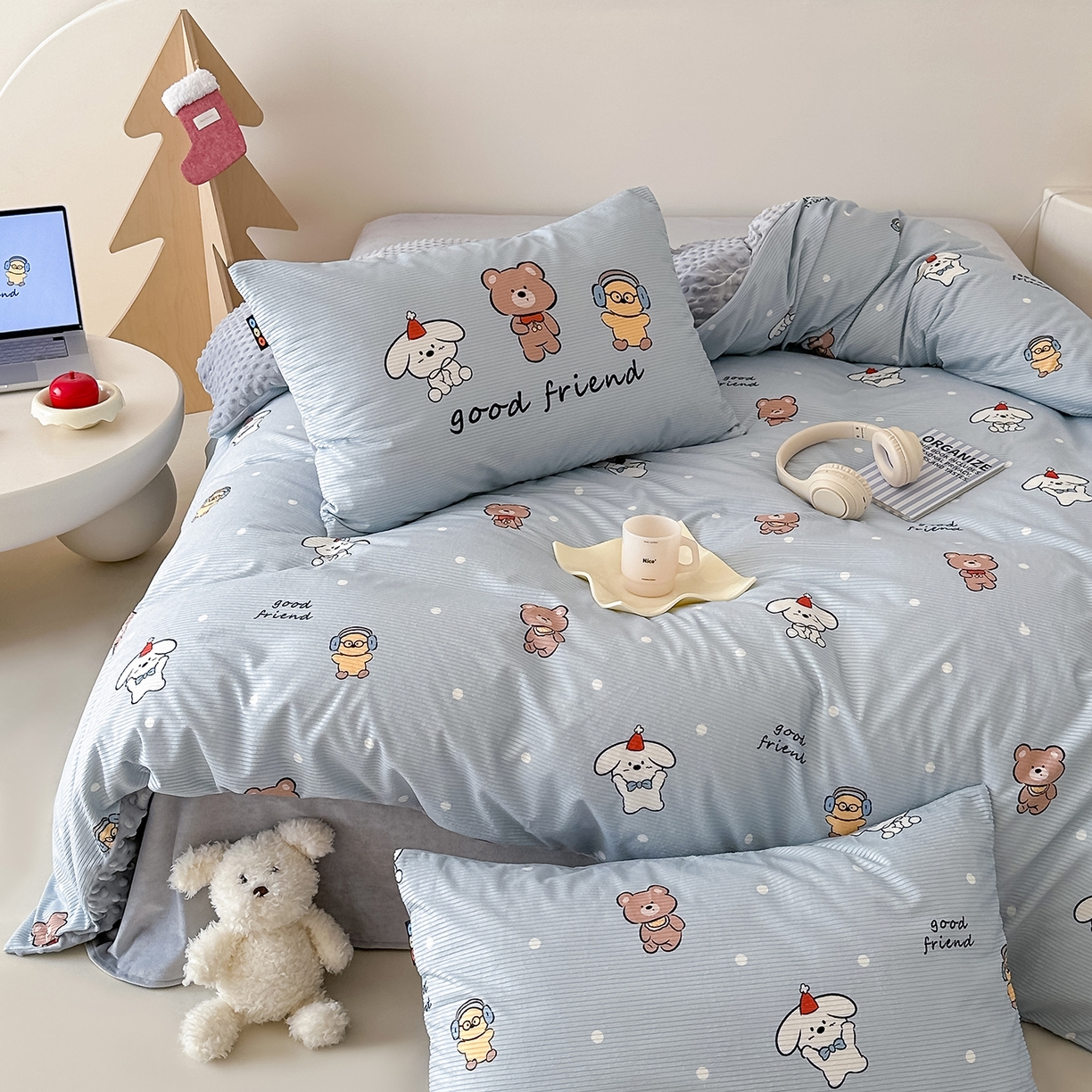 91家纺网 家纺一手货源 找家纺 RYB红黄兰 2025新款设计师原创灯芯绒+豆豆绒婴儿绒数码印花四件套 小熊伙伴