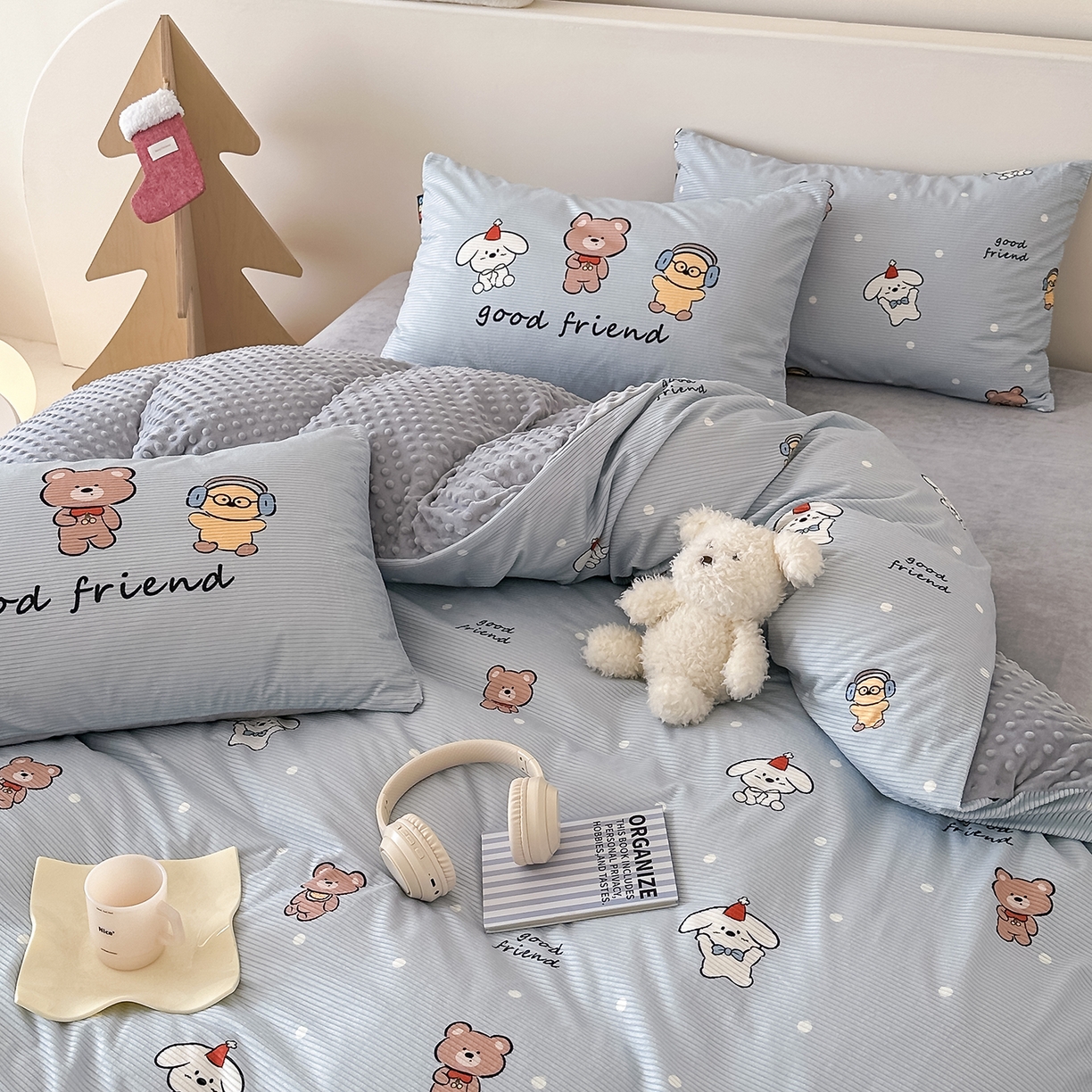 91家纺网 家纺一手货源 找家纺 RYB红黄兰 2025新款设计师原创灯芯绒+豆豆绒婴儿绒数码印花四件套 小熊伙伴