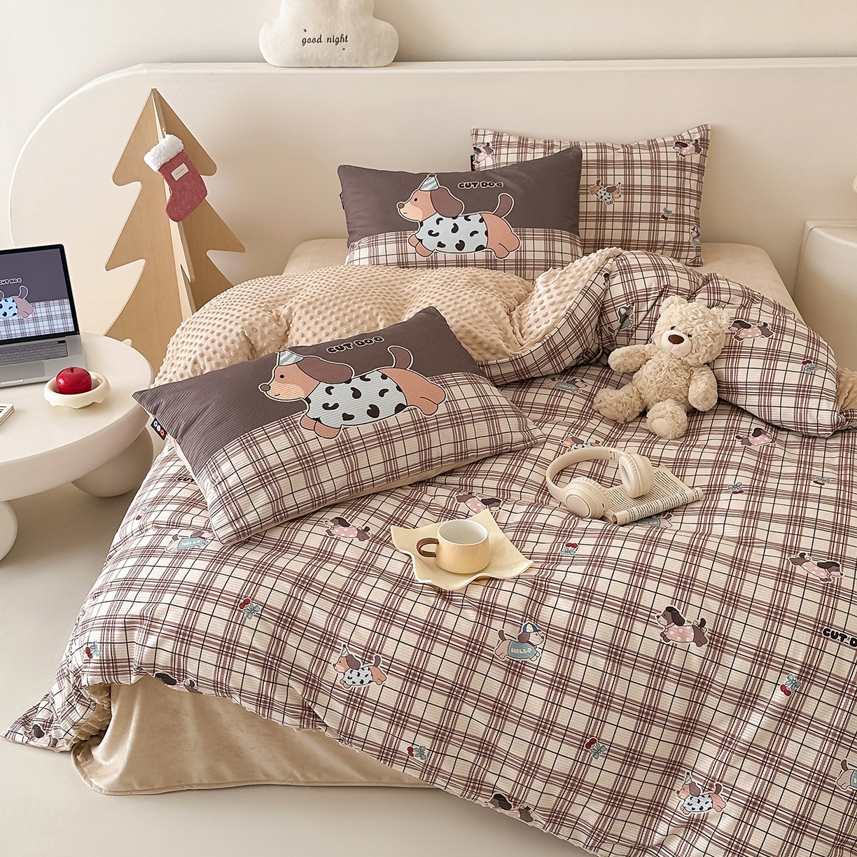 91家纺网 家纺一手货源 找家纺 RYB红黄兰 2025新款设计师原创灯芯绒+豆豆绒婴儿绒数码印花四件套 奶咖汪汪队