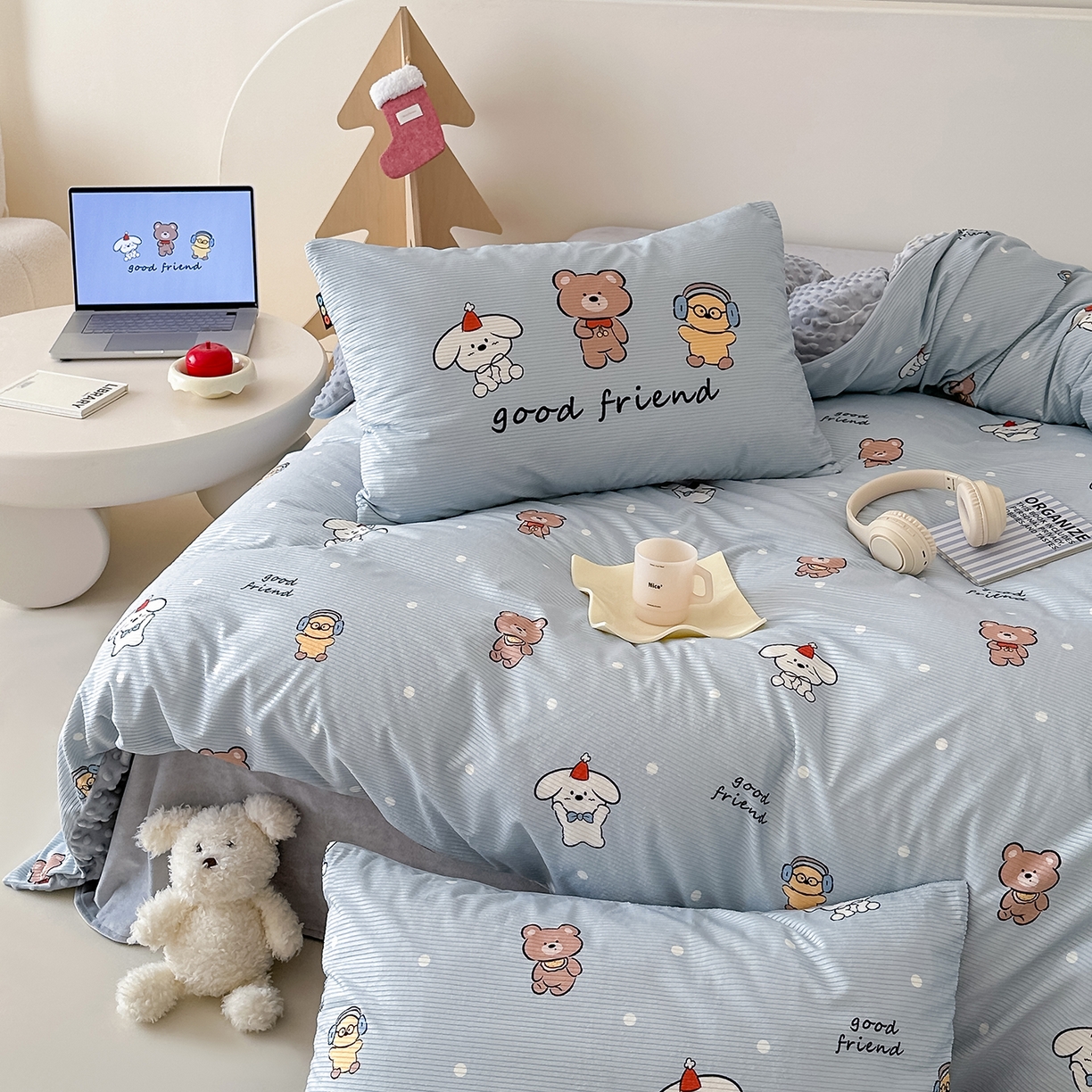 91家纺网 家纺一手货源 找家纺 RYB红黄兰 2025新款设计师原创灯芯绒+豆豆绒婴儿绒数码印花四件套 小熊伙伴