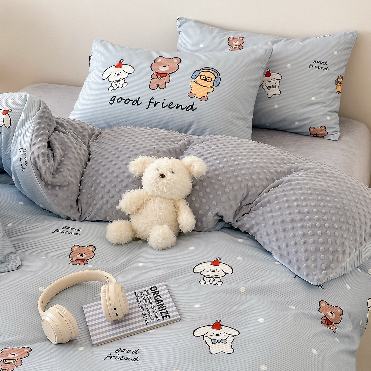 91家纺网 家纺一手货源 找家纺 RYB红黄兰 2025新款设计师原创灯芯绒+豆豆绒婴儿绒数码印花四件套 小熊伙伴