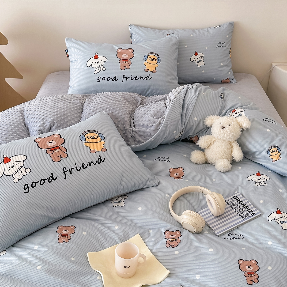 91家纺网 家纺一手货源 找家纺 RYB红黄兰 2025新款设计师原创灯芯绒+豆豆绒婴儿绒数码印花四件套 小熊伙伴