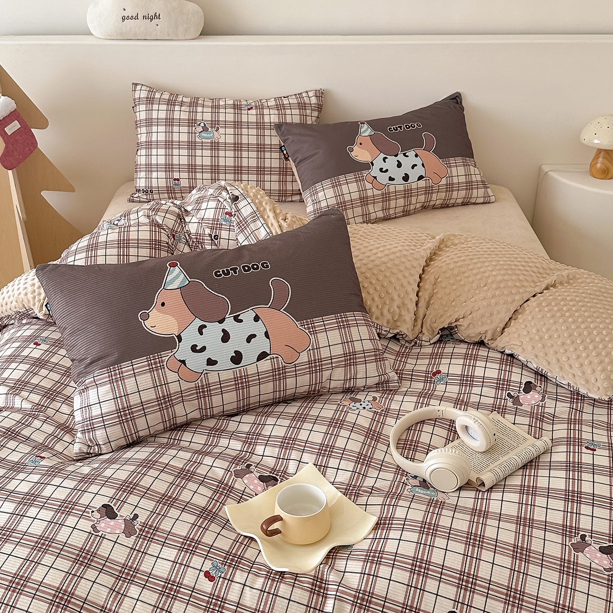 91家纺网 家纺一手货源 找家纺 RYB红黄兰 2025新款设计师原创灯芯绒+豆豆绒婴儿绒数码印花四件套 奶咖汪汪队