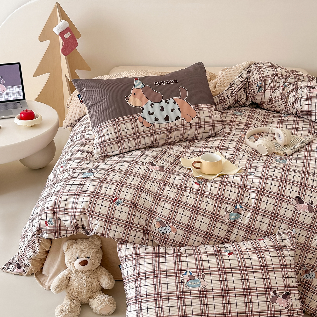 91家纺网 家纺一手货源 找家纺 RYB红黄兰 2025新款设计师原创灯芯绒+豆豆绒婴儿绒数码印花四件套 奶咖汪汪队