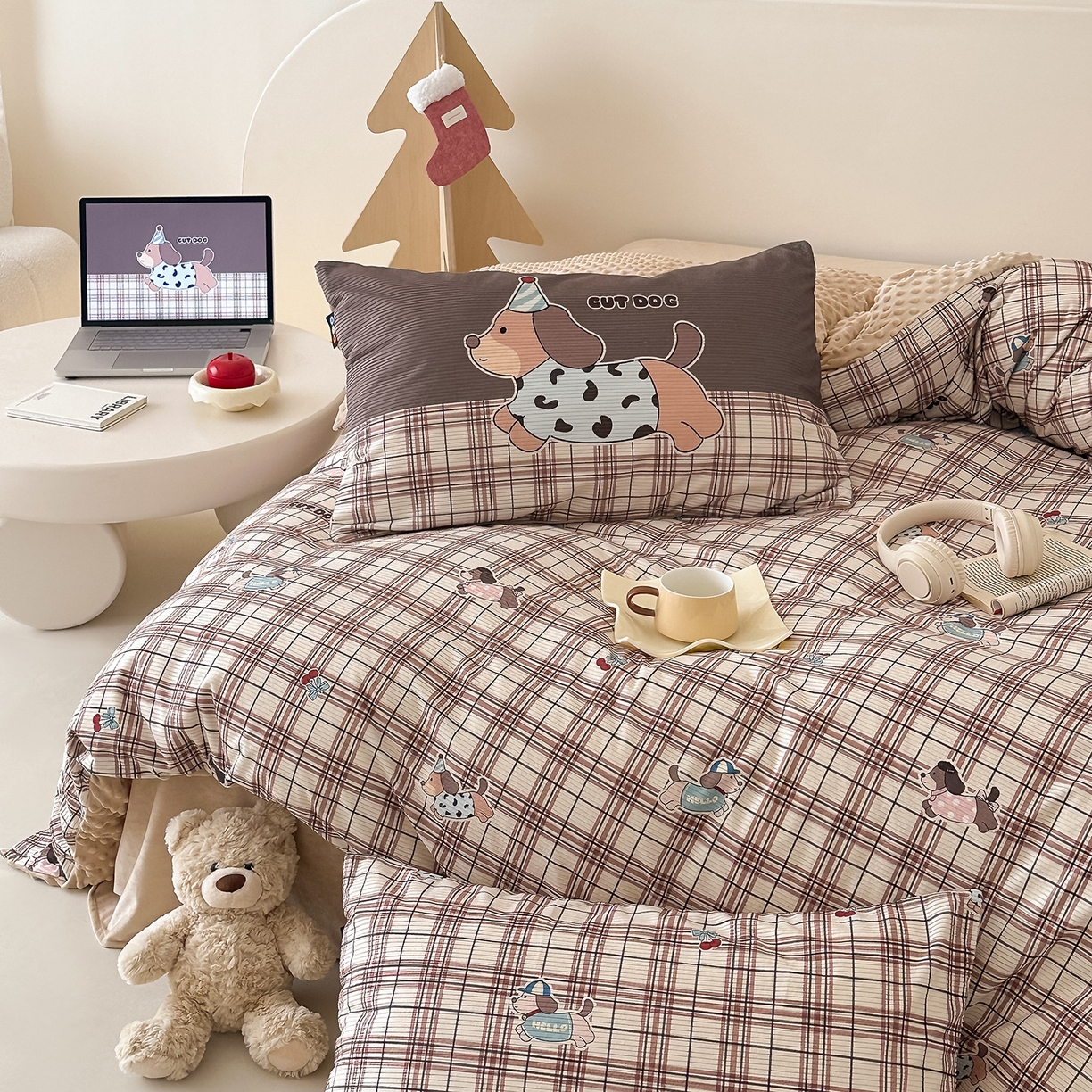 91家纺网 家纺一手货源 找家纺 RYB红黄兰 2025新款设计师原创灯芯绒+豆豆绒婴儿绒数码印花四件套 奶咖汪汪队