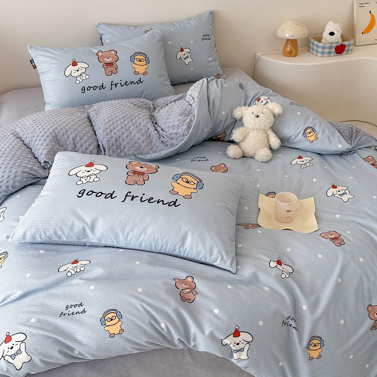 91家纺网 家纺一手货源 找家纺 RYB红黄兰 2025新款设计师原创灯芯绒+豆豆绒婴儿绒数码印花四件套 小熊伙伴