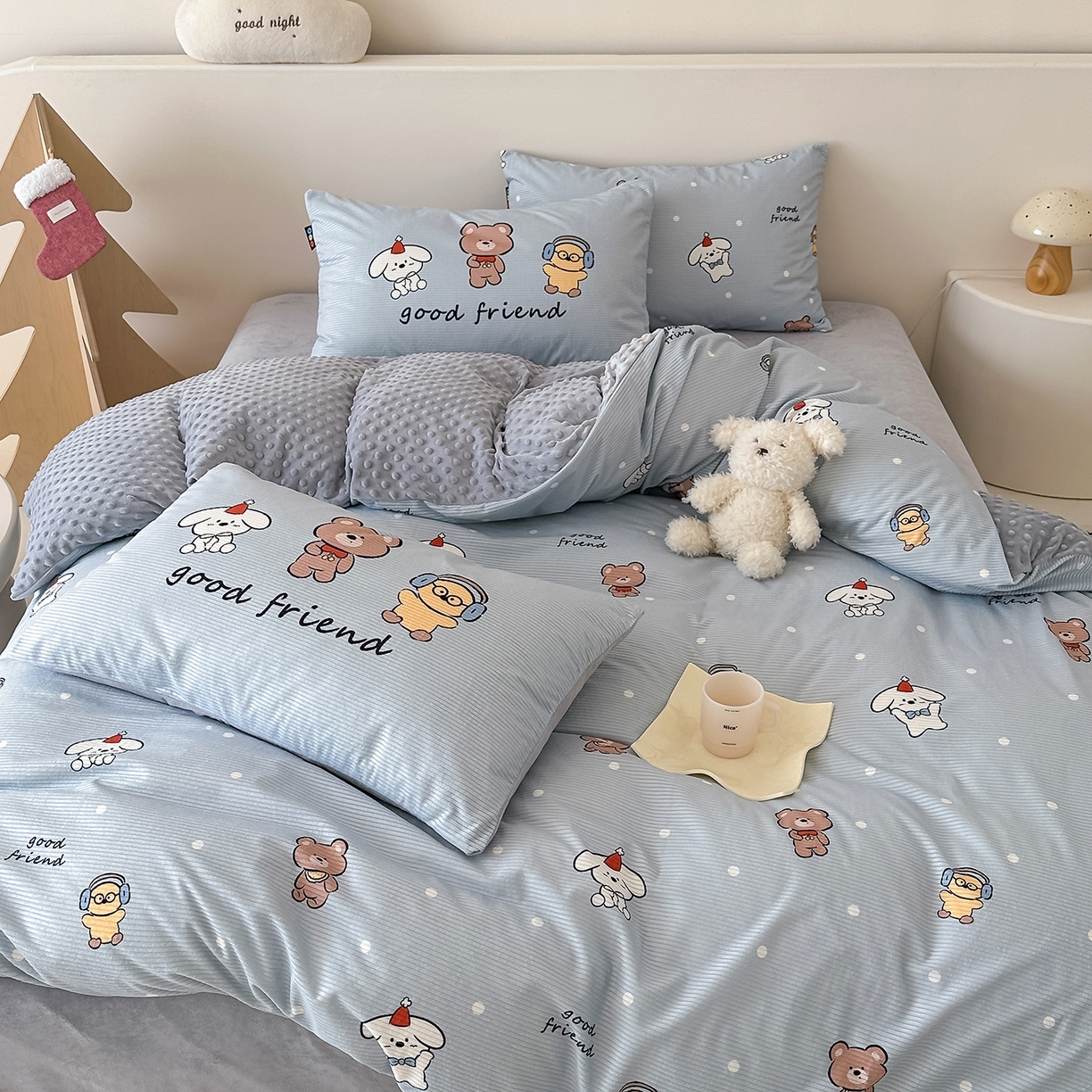 91家纺网 家纺一手货源 找家纺 RYB红黄兰 2025新款设计师原创灯芯绒+豆豆绒婴儿绒数码印花四件套 小熊伙伴