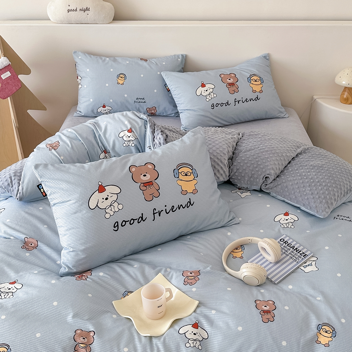 91家纺网 家纺一手货源 找家纺 RYB红黄兰 2025新款设计师原创灯芯绒+豆豆绒婴儿绒数码印花四件套 小熊伙伴