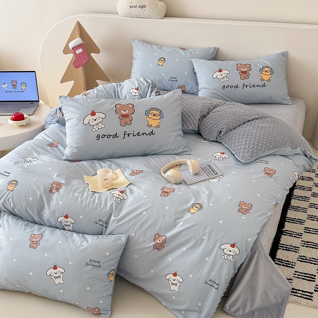 91家纺网 家纺一手货源 找家纺 RYB红黄兰 2025新款设计师原创灯芯绒+豆豆绒婴儿绒数码印花四件套 小熊伙伴