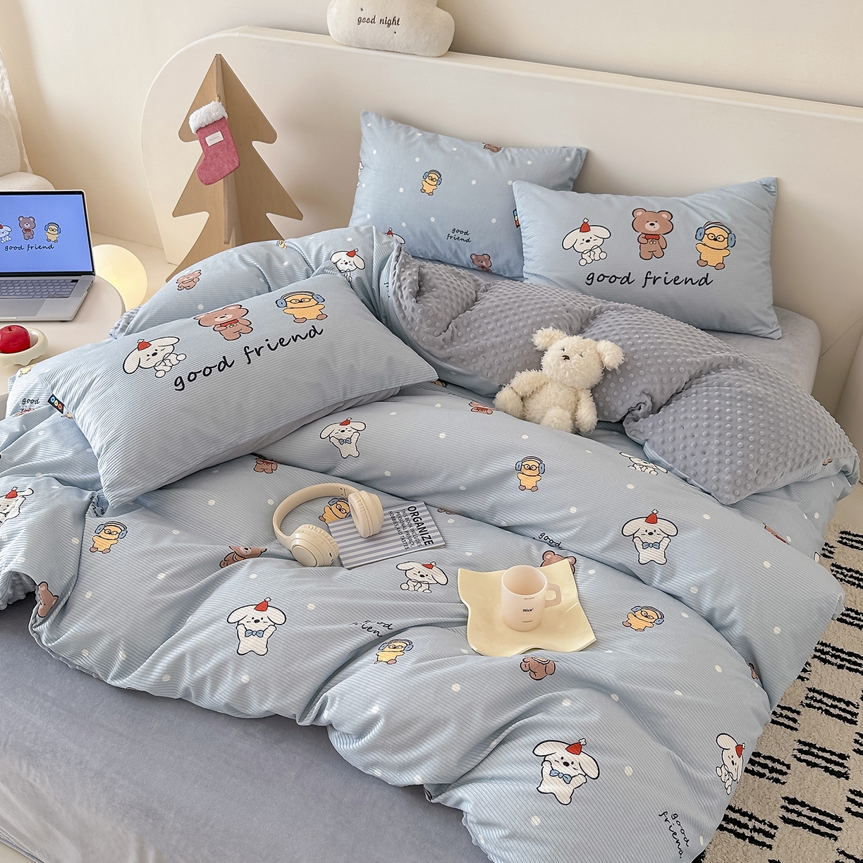 91家纺网 家纺一手货源 找家纺 RYB红黄兰 2025新款设计师原创灯芯绒+豆豆绒婴儿绒数码印花四件套 小熊伙伴