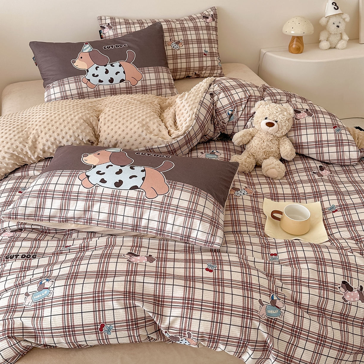 91家纺网 家纺一手货源 找家纺 RYB红黄兰 2025新款设计师原创灯芯绒+豆豆绒婴儿绒数码印花四件套 奶咖汪汪队