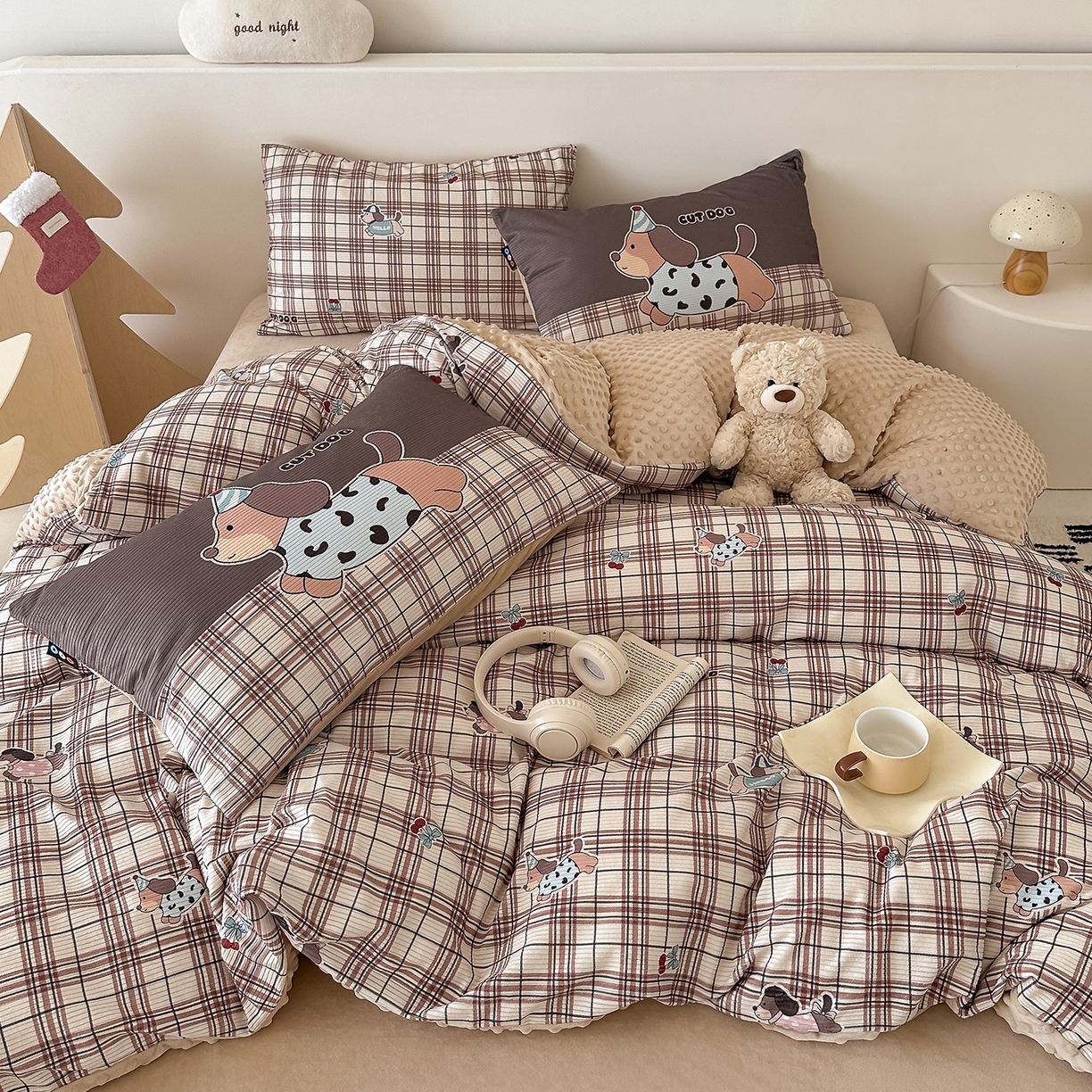 91家纺网 家纺一手货源 找家纺 RYB红黄兰 2025新款设计师原创灯芯绒+豆豆绒婴儿绒数码印花四件套 奶咖汪汪队