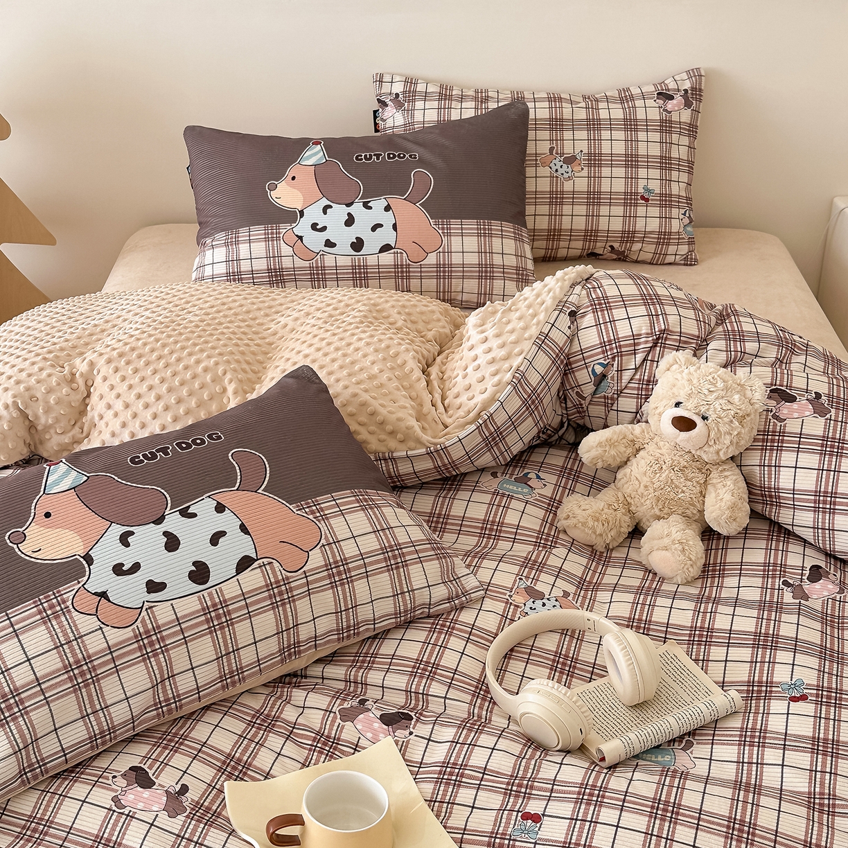 91家纺网 家纺一手货源 找家纺 RYB红黄兰 2025新款设计师原创灯芯绒+豆豆绒婴儿绒数码印花四件套 奶咖汪汪队