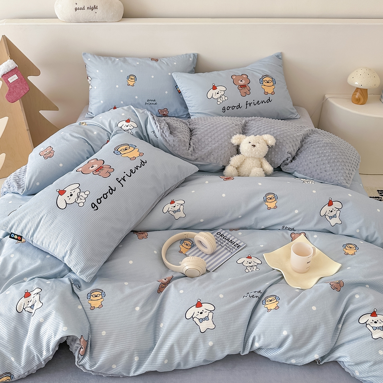 91家纺网 家纺一手货源 找家纺 RYB红黄兰 2025新款设计师原创灯芯绒+豆豆绒婴儿绒数码印花四件套 小熊伙伴