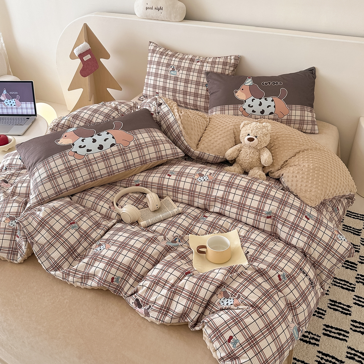 91家纺网 家纺一手货源 找家纺 RYB红黄兰 2025新款设计师原创灯芯绒+豆豆绒婴儿绒数码印花四件套 奶咖汪汪队