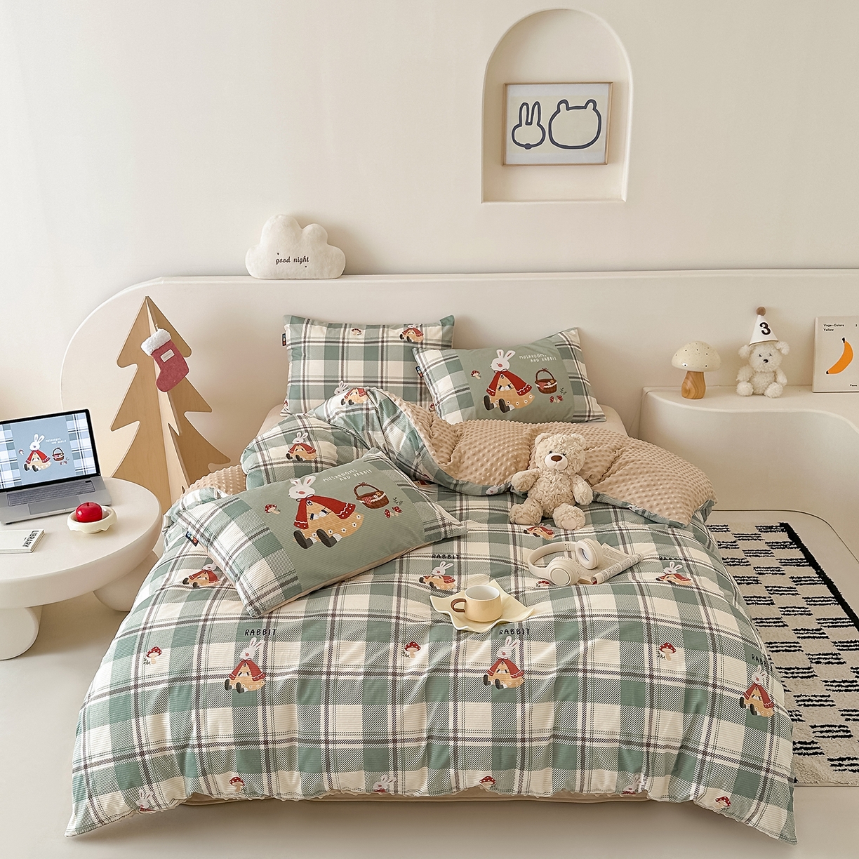 91家纺网 家纺一手货源 找家纺 RYB红黄兰 2025新款设计师原创灯芯绒+豆豆绒婴儿绒数码印花四件套 绿格蘑菇兔